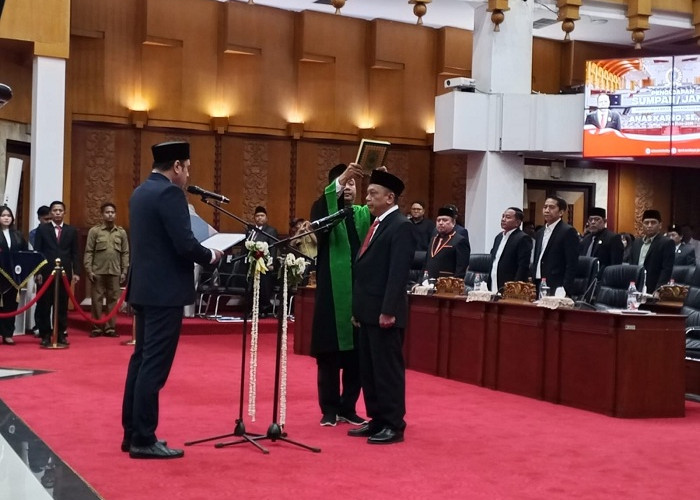 Anas Karno Resmi Dilantik Jadi Anggota DPRD Surabaya Melalui PAW