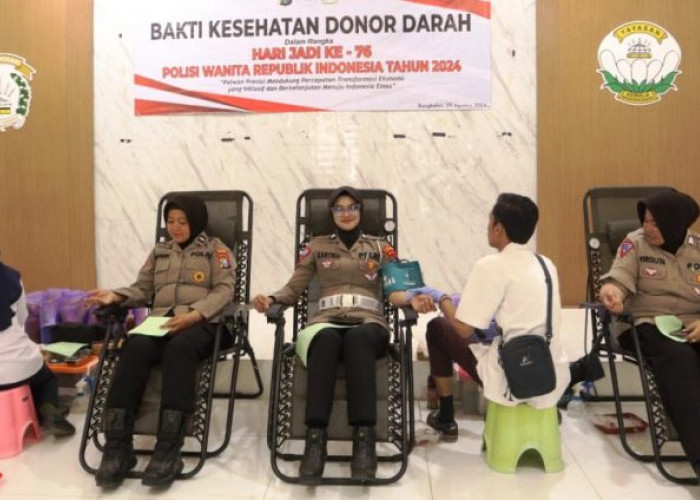 Polwan Polres Bangkalan Donor Darah di HUT Ke-76