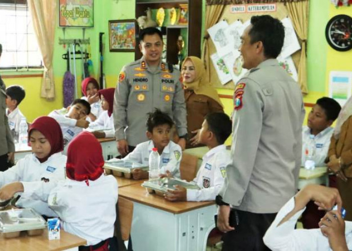 Kapolres Bangkalan Pantau Langsung Dapur SPPG Kemala Bhayangkari, Distribusikan 1.247 Porsi MBG ke 4 Sekolah