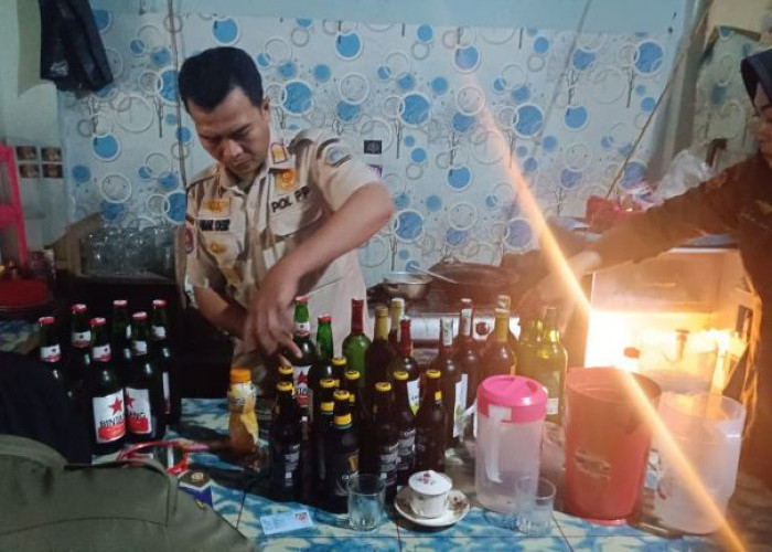 Razia Warkop dan Kafe di Jalur Pantura, Satpol PP Gresik Amankan Puluhan Botol Miras