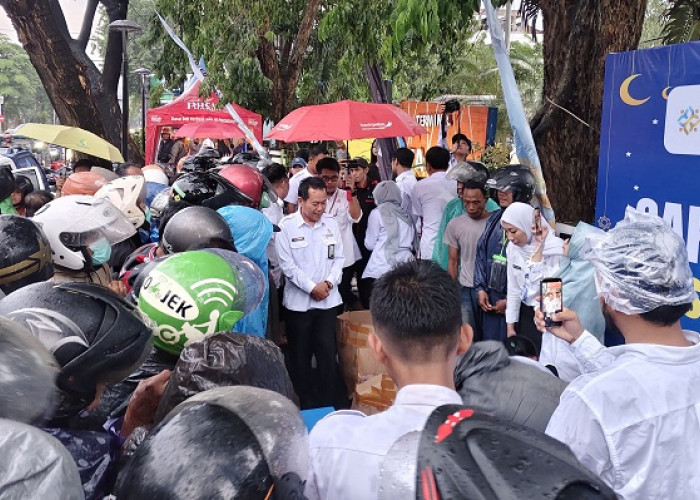 Diguyur Hujan, ASN BKKBN Jatim Berbagi Takjil untuk Ratusan Pemudik di Terminal Bratang