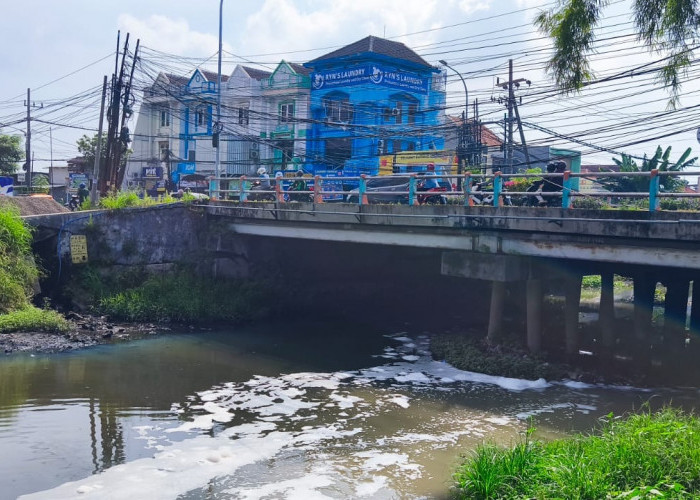 Lurah Kejawan Putih Tambak Pastikan Fenomena Busa di Sungai Bukan Limbah Berbahaya