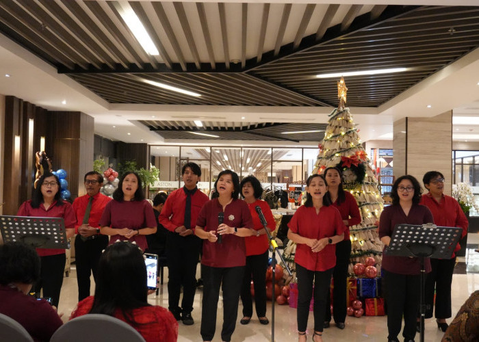 Aston Gresik Hadirkan Pohon Natal Unik dari 1.250 Pudak