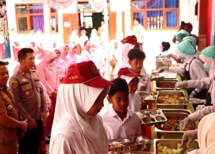 Polres Bangkalan Pantau Penyajian MBG Prasmanan di SDN Tunjung 2