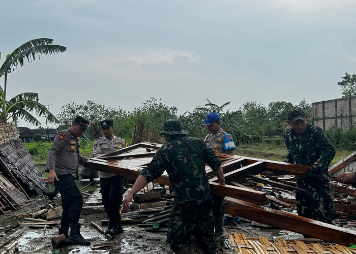 Polsek Kedungadem Bersama TNI Bantu Warga Terdampak Puting Beliung