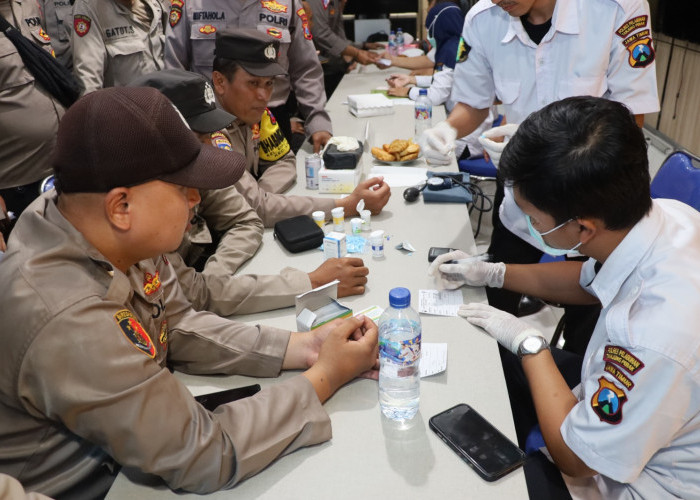 Polres Pelabuhan Tanjung Perak Cek Kesehatan dan Kelengkapan Petugas Pengamanan TPS Pilkada 2024