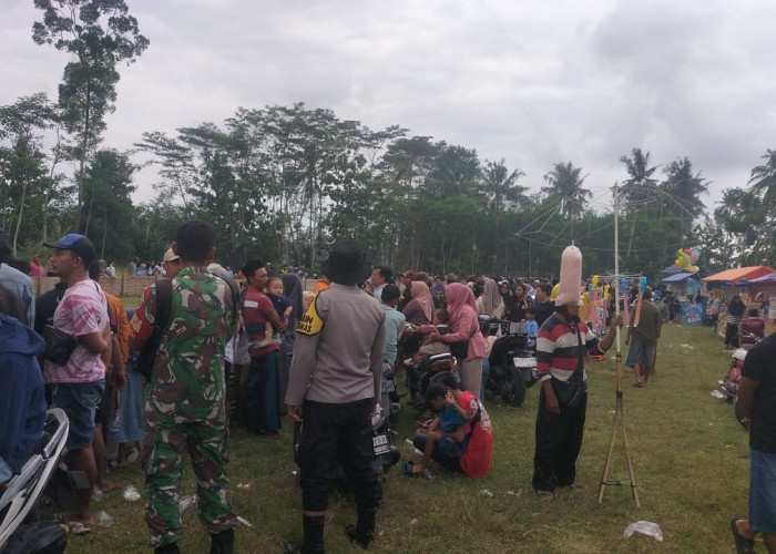 Polsek Pasirian Sinergi dengan TNI Jaga Kondusivitas, Amankan Lomba Kerapan Kambing