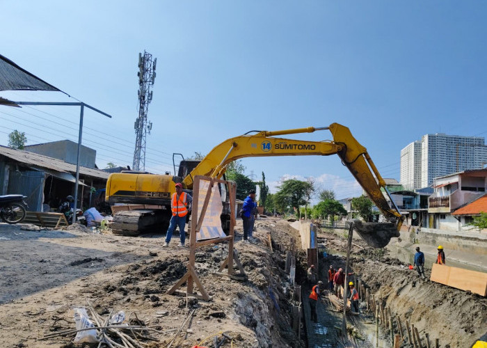 Proyek Pelebaran Saluran Simo Rejo Dikebut, Warga Soroti Minimnya Pengamanan dan Debu Pekerjaan