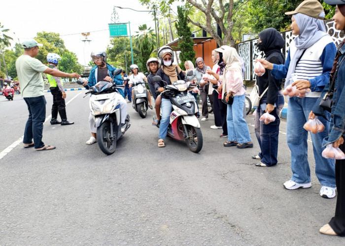 Harga Terus Anjlok, Peternak Tulungagung Bagikan Ribuan Telur Ayam Gratis kepada Masyarakat
