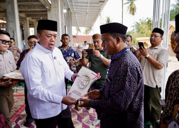Menteri Nusron Serahkan Sertifikat Wakaf dan Bantuan MUI untuk Masjid di Aceh Tamiang