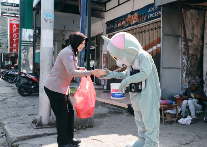 Jumat Berkah, Polwan Polres Kediri Bagikan Nasi Kotak sambil Imbauan Pasca-Pemilu 2024