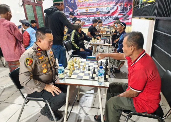 Jalin Silaturahmi Lewat Pion Catur, Kapolsek Sukomanunggal Meriahkan HUT Ke-80 Bhayangkara
