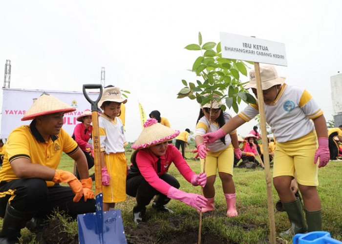 Polres Kediri dan Bhayangkari Tanam Pohon di Desa Sekoto Peringati HUT Yayasan Kemala Bhayangkari
