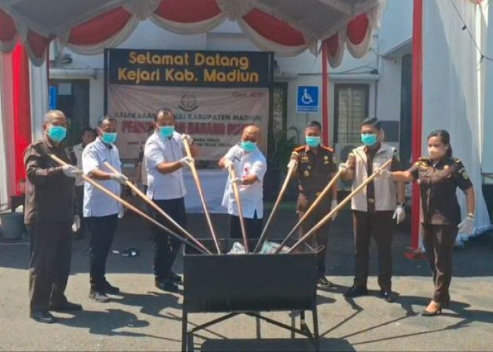 Kejari Madiun Musnahkan Belasan Kilogram Narkoba dan HP Sitaan
