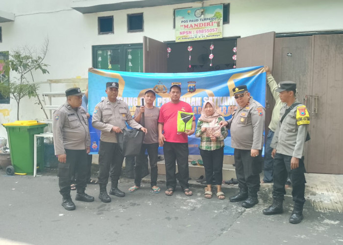 Bhabinkamtibmas Simokerto Bina Siskamling dan Sosialisasikan Call Center 110