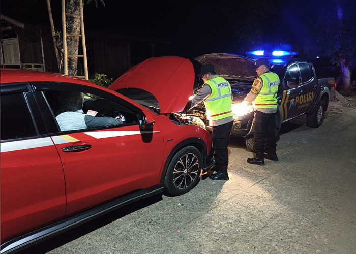 Respons Cepat Call Center 110, Personel Polsek Sine Bantu Warga yang Mengalami Mobil Mogok