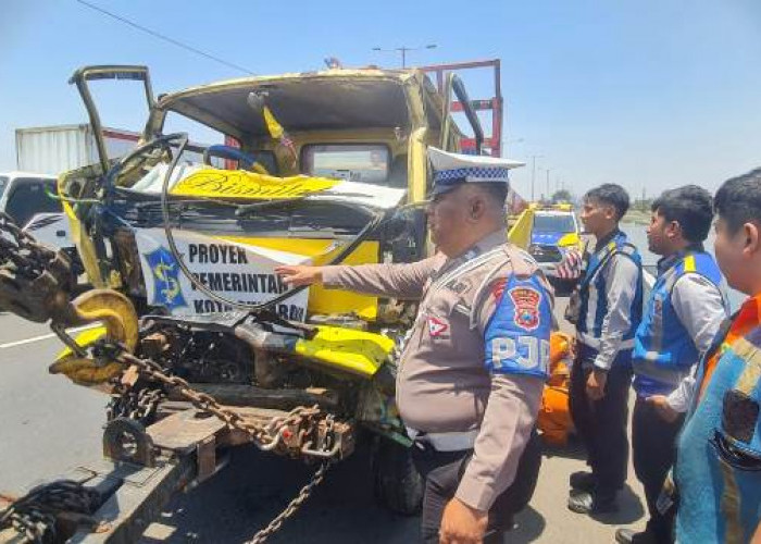 Rem Blong, Truk Proyek Pemkot Surabaya Tabrak Truk di Tol Perak