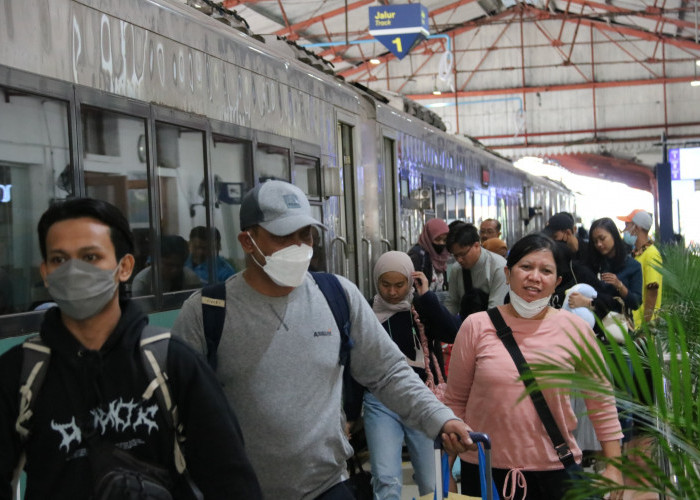 Ratusan Penumpang KA Padati Stasiun Jombang, Prediksi Puncak Kedatangan pada 6 April 2024