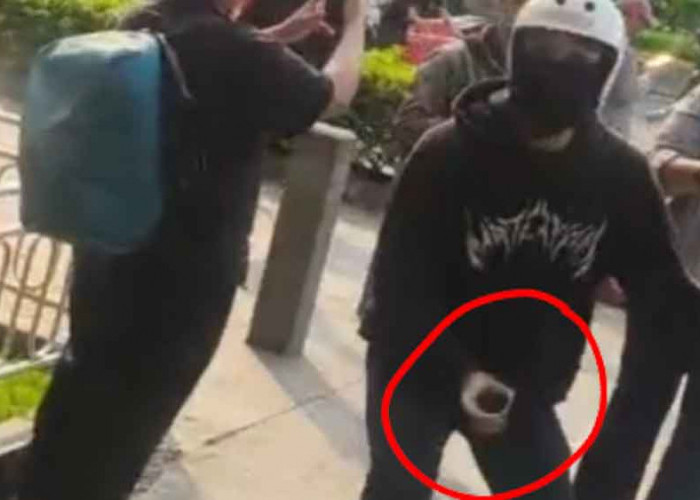 Wartawan Disway Disiram Air Keras saat Liput Demo Ricuh di Polda Metro Jaya, Pelaku Terekam!