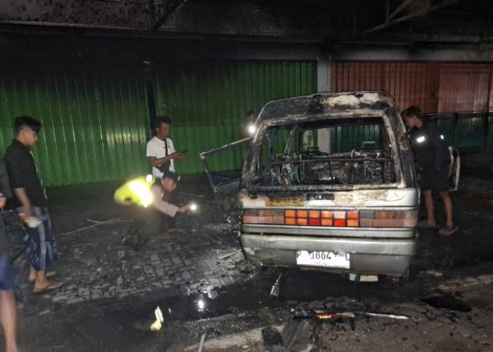 Usai Isi Pertalite, Mobil  di Situbondo Hangus Terbakar Depan Warung 