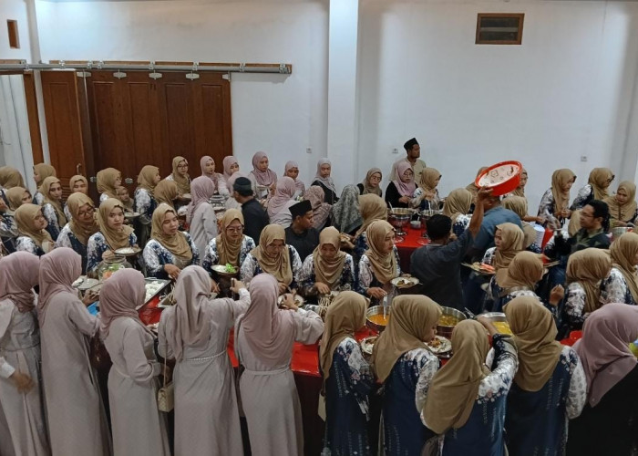 Direktur Koperasi Karep Bojonegoro Ajak Ratusan Karyawan Buka Puasa Bersama di Kediamannya