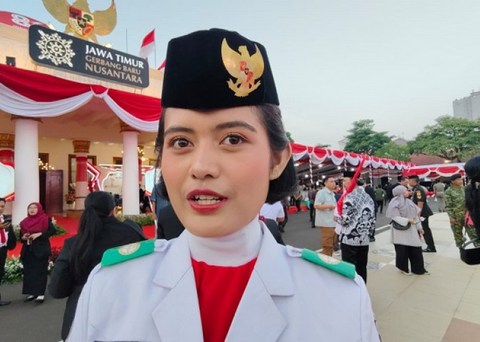 Amel, Putri Sales Motor asal Kota Probolinggo Jadi Pembawa Baki Merah Putih di Grahadi