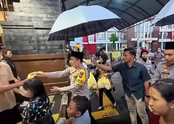 Polres Bojonegoro Bagikan Takjil Ramadan kepada Pengguna Jalan di Depan Mapolres