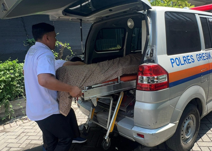 Pelayanan Humanis, Ambulans Polres Gresik Antar Jenazah Warga hingga Tempat Peristirahatan Terakhir