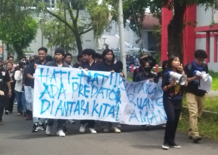 Kawal Dugaan Pelecehan Seksual, Massa FH Unej Kepung Dekanat Desak Ruang Aman Kampus