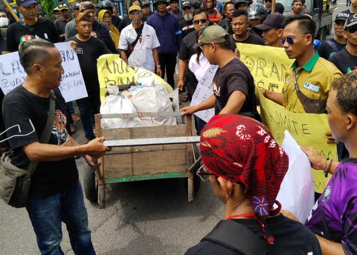 Puluhan Massa Geruduk Kantor Cabdisdik Jatim Wilayah Jombang, Ternyata Ini Penyebabnya 