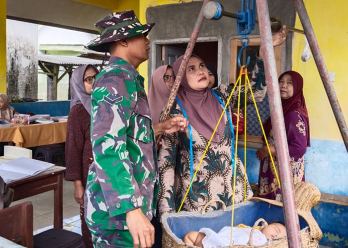 Sinergi Babinsa dan Bidan Desa Perkuat Pelayanan Posyandu di Lumajang