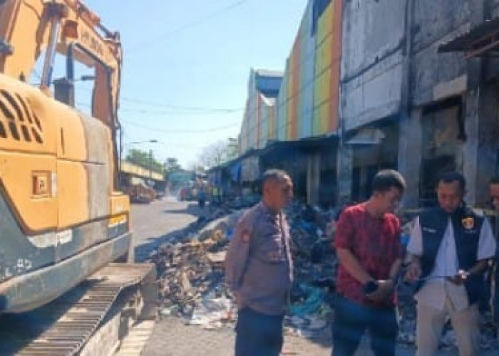 Olah TKP Selesai, Polsek Babat Buka Garis Polisi di Lokasi Kebakaran Pasar Agrobis