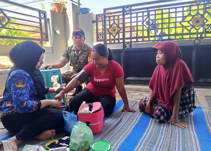 Babinsa Selok Awar-Awar Dampingi Posyandu Lansia di Lumajang, Perkuat Layanan Kesehatan