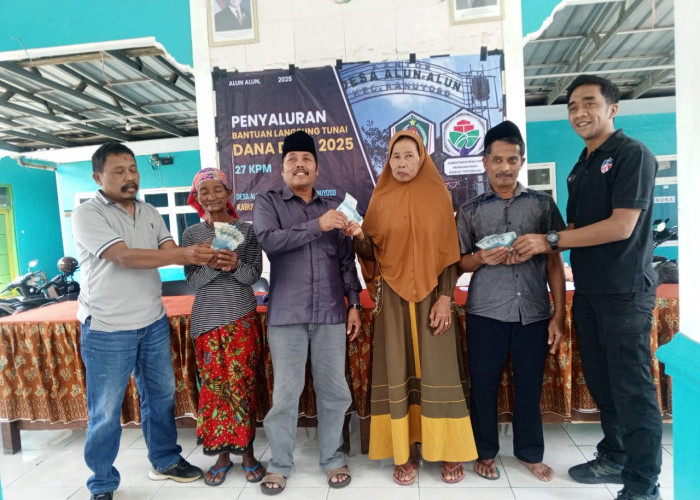 Penghujung Tahun, Pemdes Alun-Alun Salurkan Bantuan Langsung Tunai Dana Desa kepada Warga Penerima Manfaat