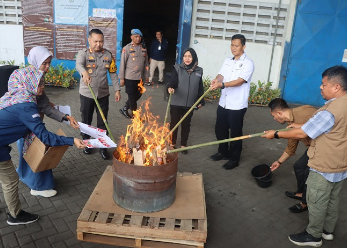 Kapolres Pasuruan Ikut Musnahkan Surat Suara Rusak 