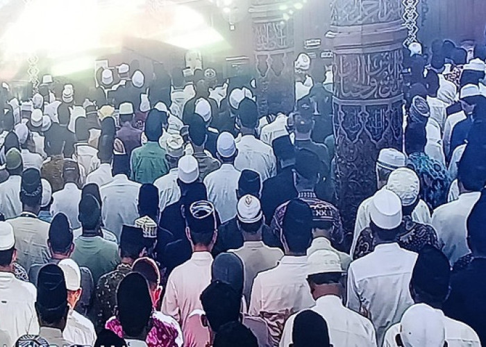 Lamongan Berduka, Ribuan Jemaah Antar KH Abdul Aziz Khoiri ke Persemayaman Terakhir