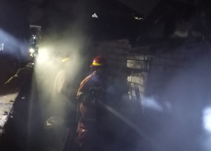 Lupa Padamkan Tungku Kayu Bakar, Rumah Lansia di Bungah Gresik Dilalap Api