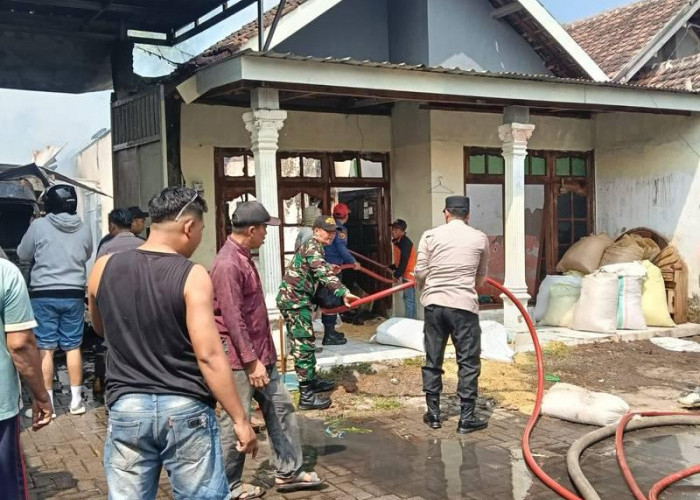 Dua Rumah di Kutorejo Terbakar, Truk dan Motor Hangus, Kerugian Capai Rp200 Juta