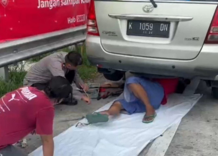 Polres Ngawi Sigap Bantu Pemudik Alami Kendala Kendaraan di Exit Tol