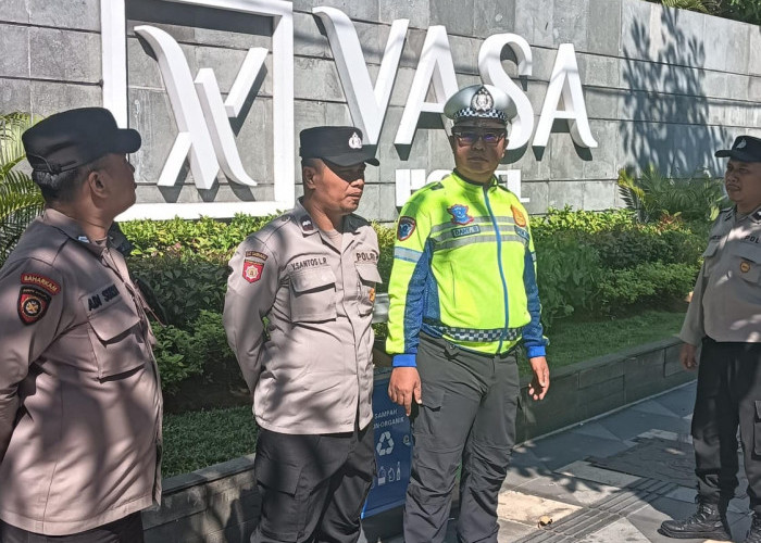 Polsek Sukomanunggal Terjunkan Personel Amankan Perangkat Pertandingan Piala Presiden di Hotel Vaza
