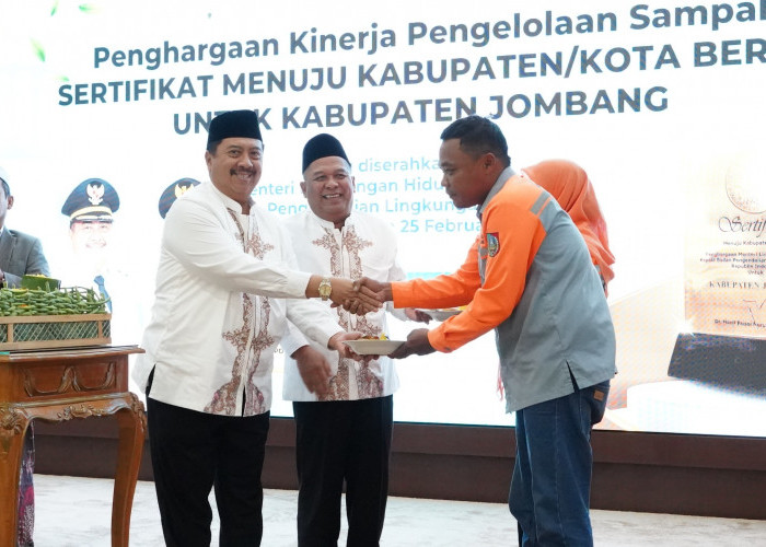 Terima Penghargaan Pengelolaan Sampah Nasional, Bupati Jombang Hadiahkan 5 Umrah Gratis untuk Pasukan Kuning