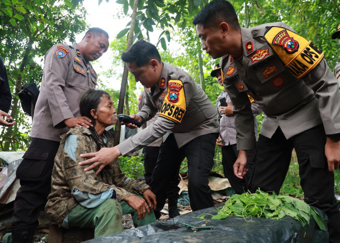 Respon Cepat, Kapolres Jember AKBP Bobby Gandeng Pak Purnomo Selamatkan Tunawisma Berusia Satu Abad