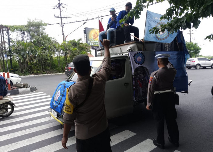 Polsek Tenggilis Mejoyo Kawal Massa Buruh di Kawasan Industri SIER