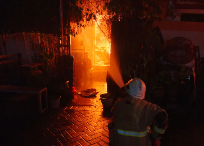 Rumah Empat Petak di Waringin Surabaya Terbakar, Mobil Ayla Ikut Dilalap Api