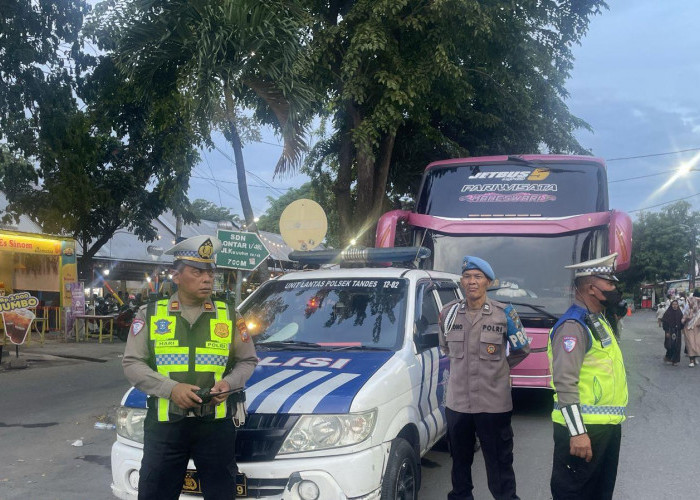 Polsek Tandes Kawal Pemberangkatan Jemaah Calon Haji Ponpes Daarul Muttaqien Menuju Asrama Haji