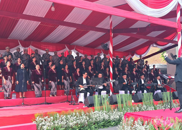 Peringatan Harkitnas ke-118, Paduan Suara UKDC Pukau Tamu Undangan di Gedung Negara Grahadi