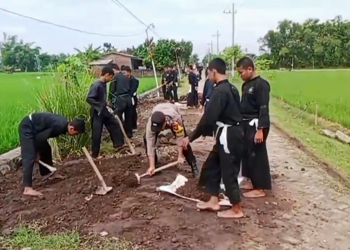 Bhabinkamtibmas Desa Getas Bangun Kedekatan Lewat Kerja Bakti Bersama PSHT