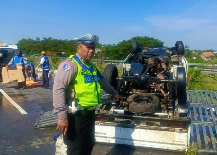 Pecah Ban, Pikap Muatan Minyak Goreng Terguling di Tol Sumo, Sopir Tewas