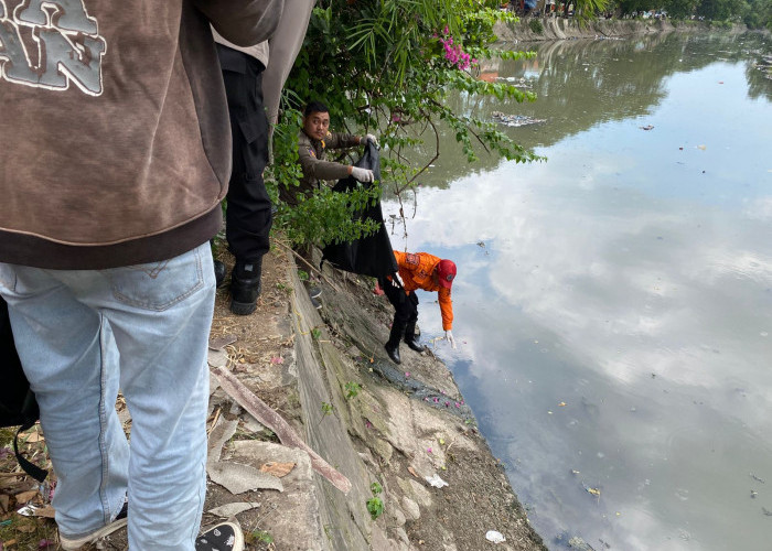 Warga Asemrowo Gempar, Jasad Bayi Laki-Laki Terbungkus Kresek Putih Ditemukan di Bantaran Sungai