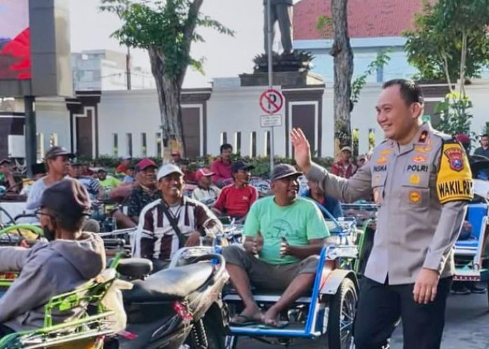 Alumni Akpol 1996 Sarapan Gratis Bersama Ratusan Tukang Becak di Mapolrestabes Surabaya